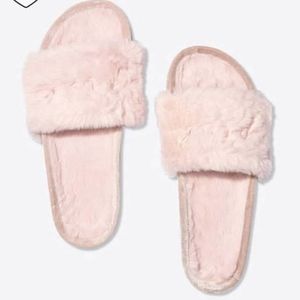Victoria's Secret Pink Faux Fur Slide L 9/10